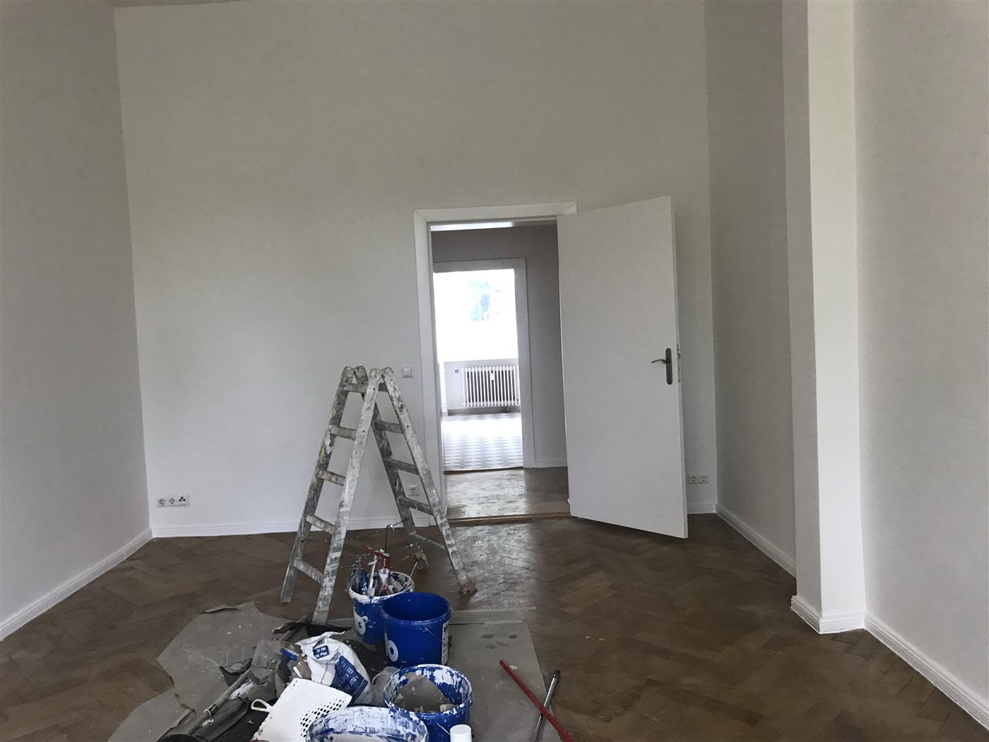 Renovierte Wohnung mit frisch gestrichenen Wänden und Parkettboden