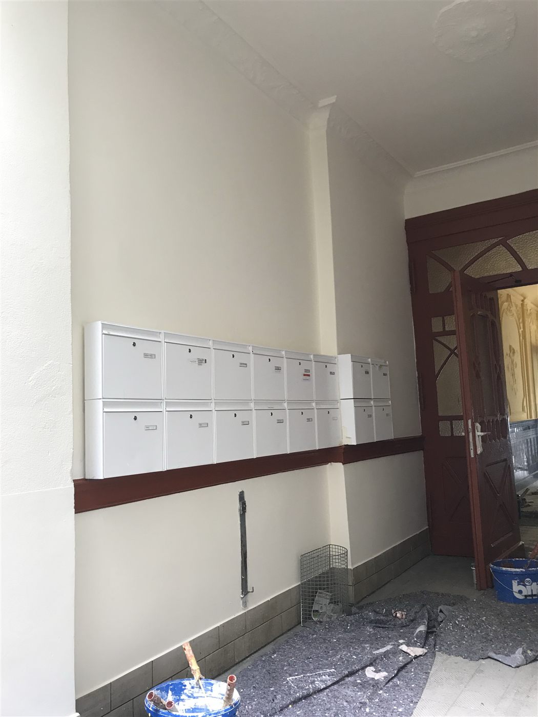 Hausflur mit neuem Anstrich und Briefkastenanlage